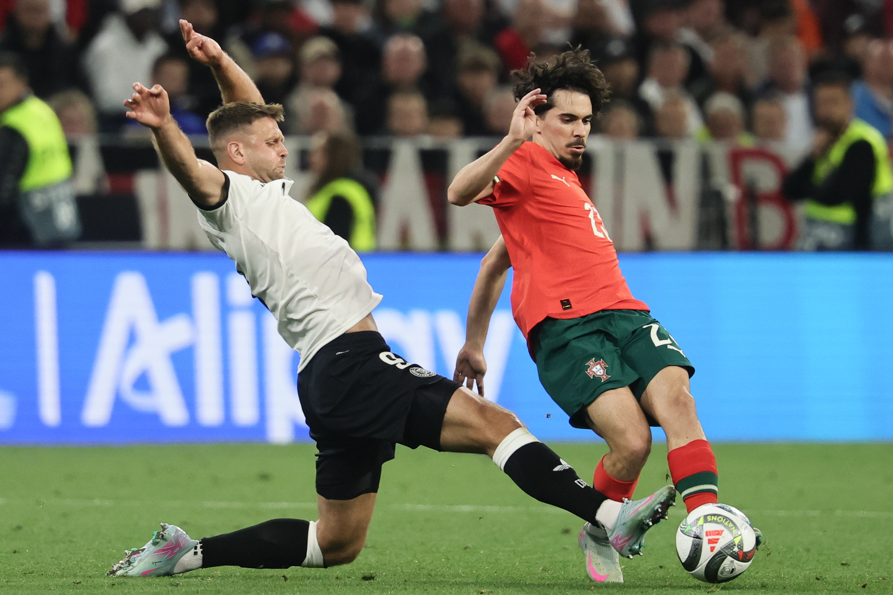 南宫28-关于冲刺阶段葡萄牙体育遗憾出局：欧冠节点到来，球迷炸锅，赛季目标并未改变的信息